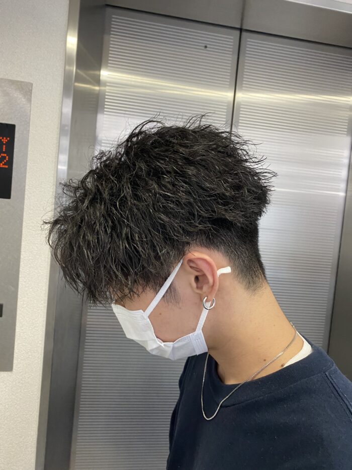 センターパート 縦落ちツイストスパイラル Frei フライ 大阪 梅田の美容室